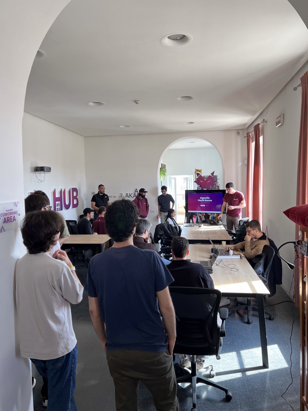 I team al lavoro nel coworking dell'Urbe Hub