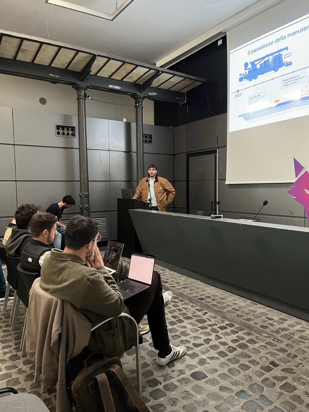 Una demo in sala convegni davanti alla giuria