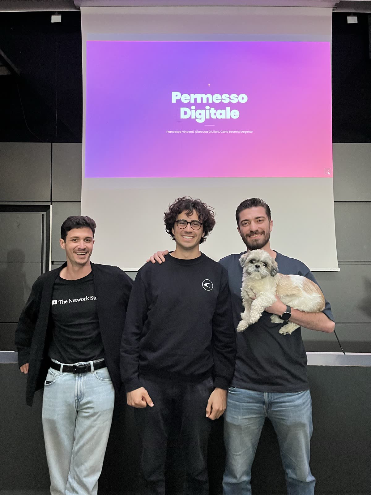 Il team vincitore di Permesso Digitale sul palco della premiazione