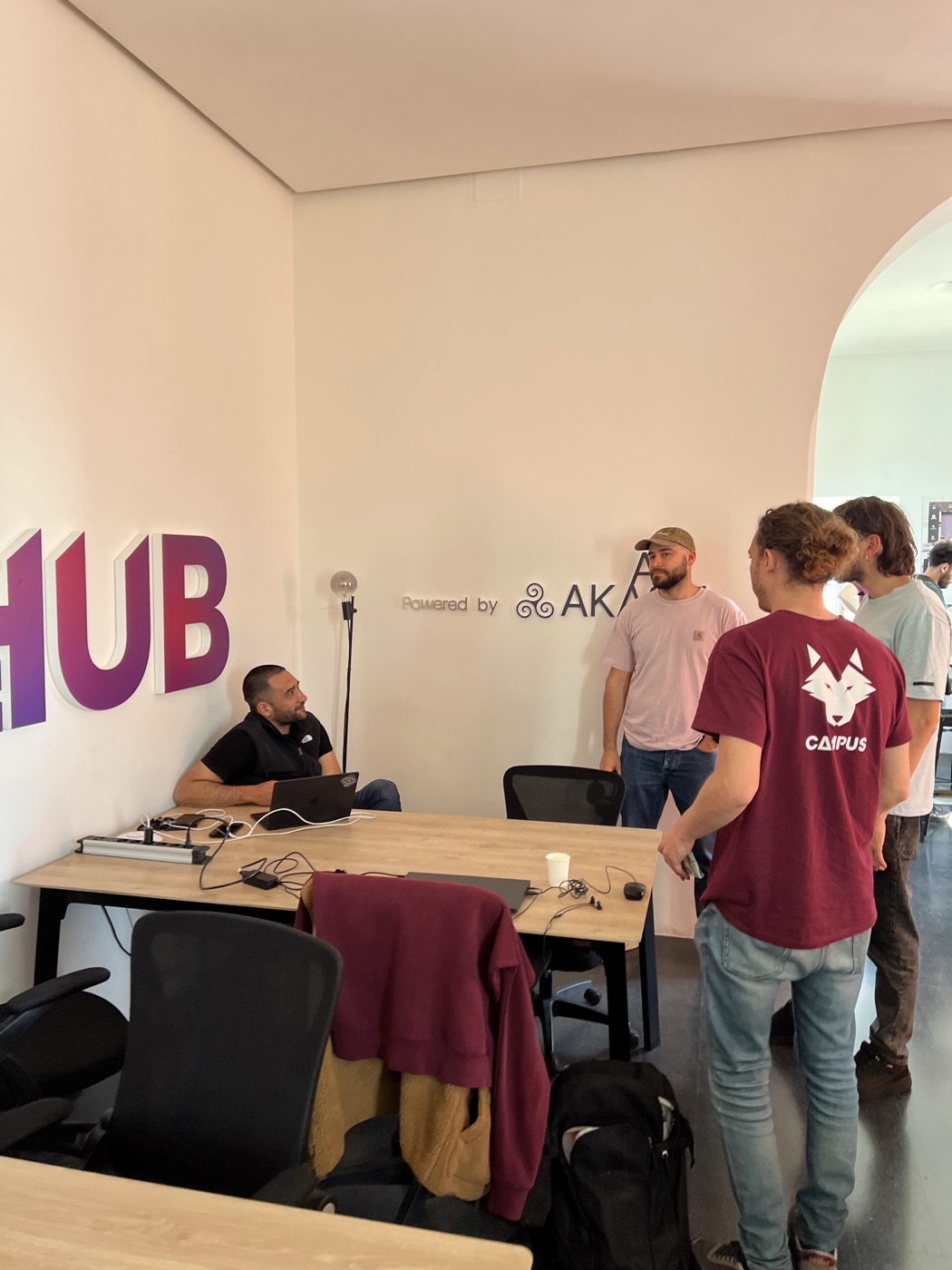 Un team si confronta davanti alla parete HUB
